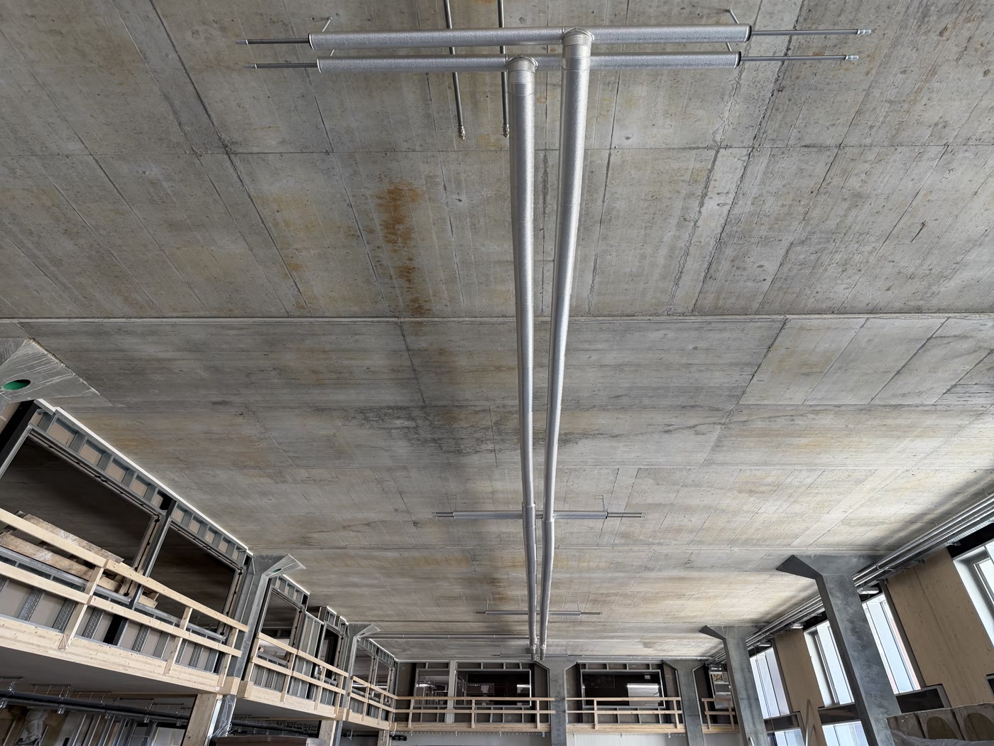 Kälteleitungen im Rohbau, montiert an der Betondecke