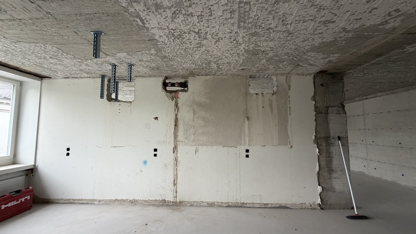 Umbau im Bestand: neue Aussparungen in einer bestehenden Wand für die Leitungen