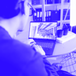 Fabiano mit aufgeklappten Laptop und digitalem Modell offen, dass Bild ist mit dem Impuls+ blau eingefärbt