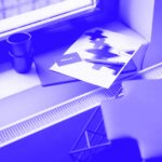 Detailshot von Laptop, Visitenkarte Impuls+ und Blatt mit Logo von Impuls Plus GmbH. Digitalisierung für mehr Zeit.